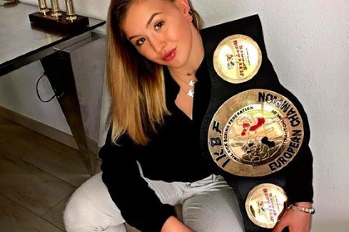 Боксерша показала гематому на лице после боя