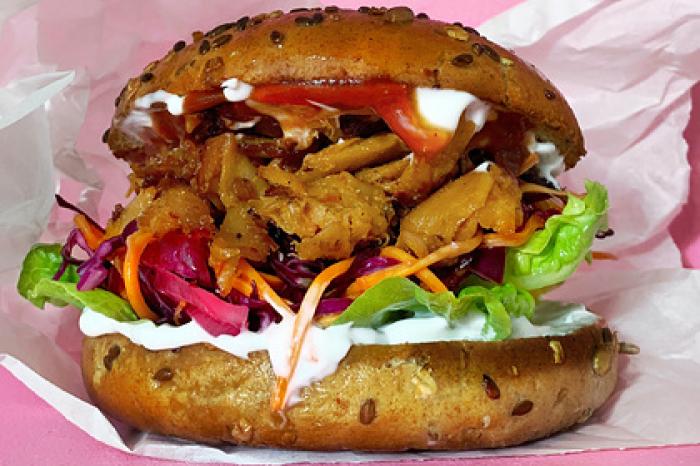 Человечеству предрекли переход на искусственное мясо и молоко