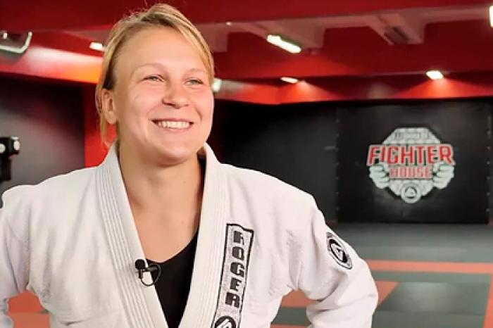 Девушка-боец UFC лишилась поединка после падения в обморок на взвешивании