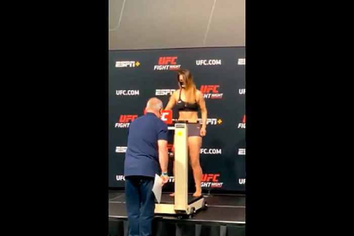 Девушка-боец UFC упала в обморок во время взвешивания