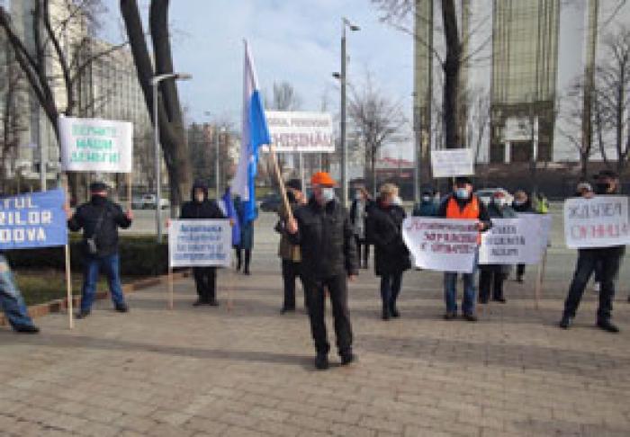 LUCRĂTORII FEROVIARI AU ORGANIZAT UN PROTEST LA PARLAMENT, ÎN TIMPUL CĂRUIA AU CERUT PLATA DATORILOR SALARIALE