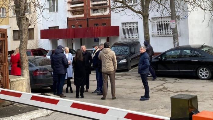 Mai mulți membri ai Paridului ”Șor”, surprinși în fața Judecătoriei Ciocana. Deputații au venit să-i susțină pe Ulanov și Jardan