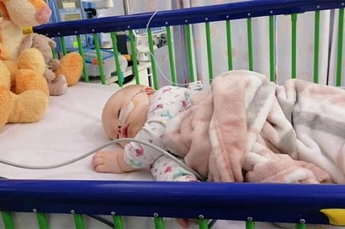 Невинный поцелуй едва не погубил годовалого ребенка