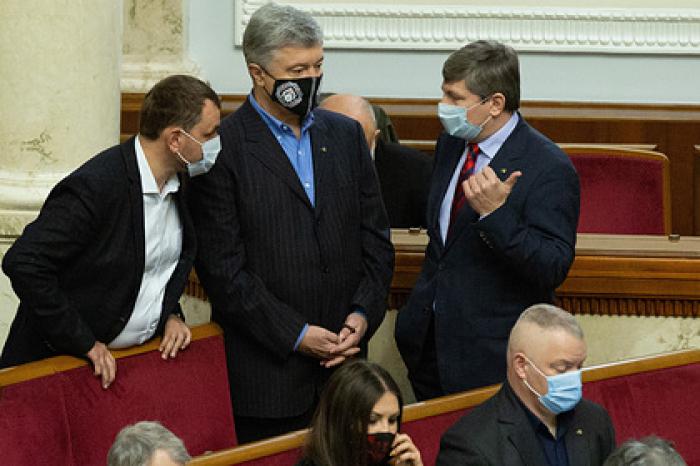 Порошенко с трибуны парламента назвал «говном» вакцину от ковида для украинцев