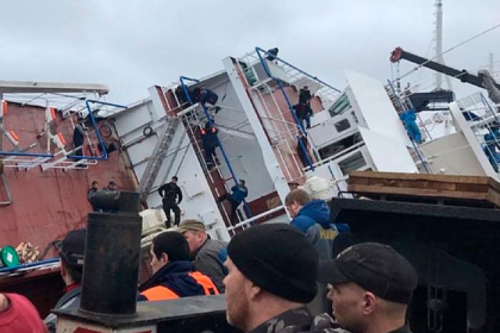 Появились кадры спасения людей с перевернувшегося под Петербургом судна