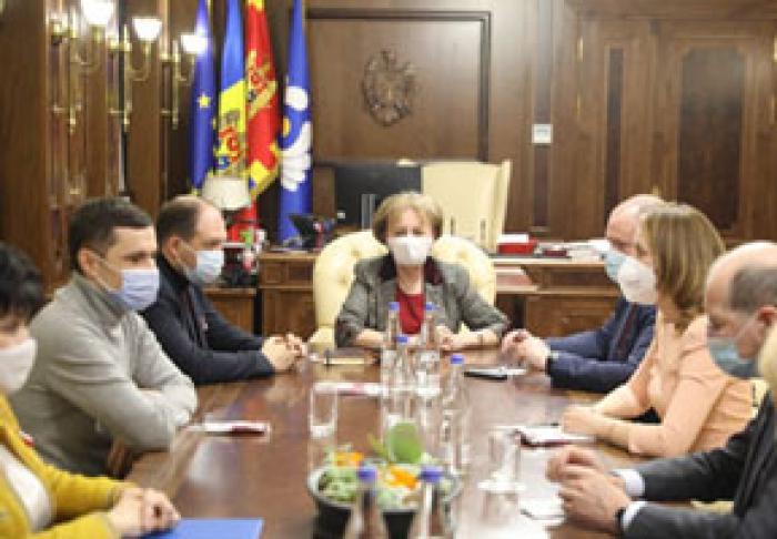 PREȘEDINTELE PARLAMENTULUI A CERUT GUVERNULUI SĂ CUMPERE UN MILION DE DOZE DE VACCINURI