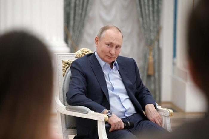 Путин поздравил женщин с 8 Марта