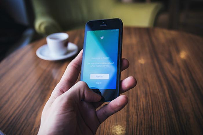 Скорость Twitter замедлили для россиян и пригрозили соцсети блокировкой