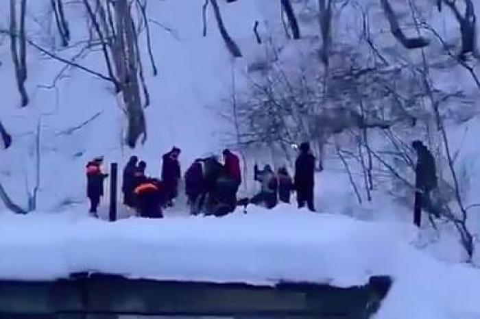 Три человека попали под снежную лавину возле российской школы