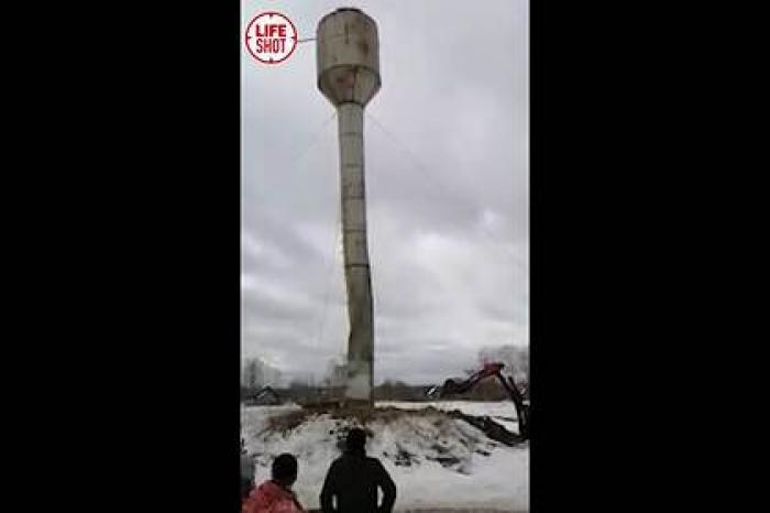 В российской деревне водонапорная башня упала на приехавших ее чинить рабочих