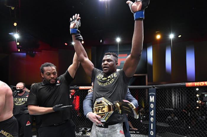 В UFC появился новый чемпион-тяжеловес