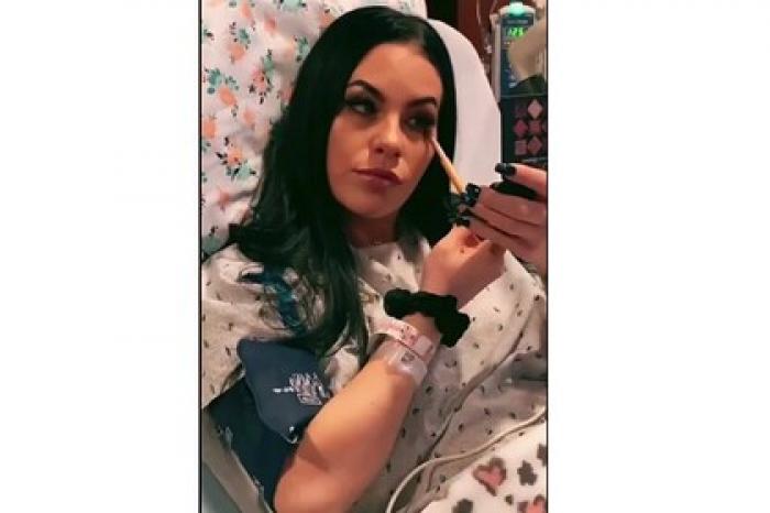 Женщина сделала макияж во время родов и прославилась
