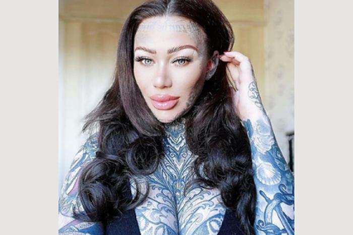 Женщина с тату во все тело рассказала о травле в сети из-за своей внешности