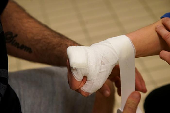 Боец MMA нокаутировал соперника броском головой в настил