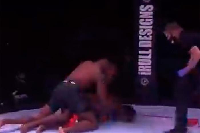 Боец MMA обрушил соперника ударом коленом в прыжке и добил его
