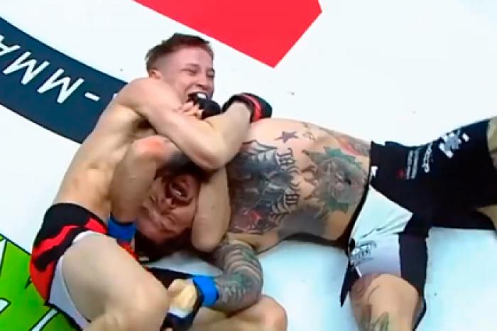 Боец MMA поймал соперника на удушающий и довел его до потери сознания
