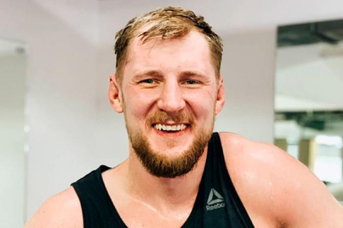 Боец UFC Волков показал лицо после пропущенного от боксера-тяжеловеса удара