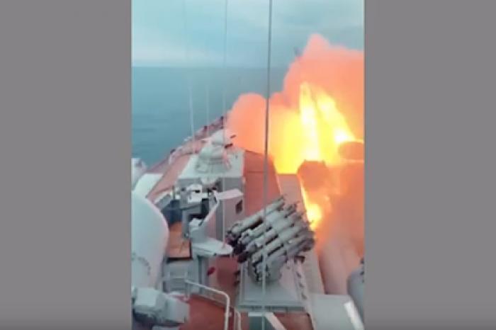 Боевые стрельбы крейсера «Москва» в Черном море показали с борта корабля