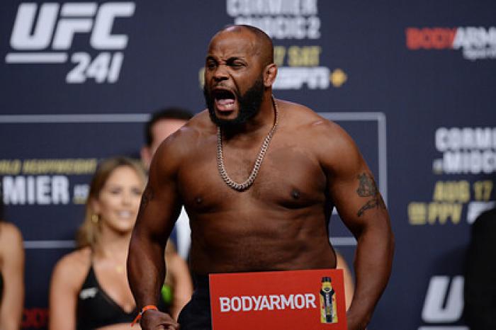 Бывший чемпион UFC Кормье захотел разорвать лицо звезде YouTube