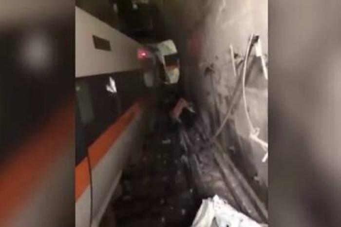 Десятки людей погибли при крушении поезда на Тайване