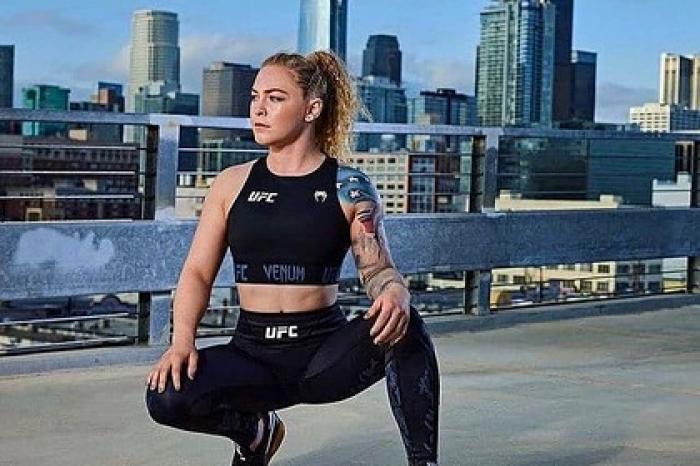 Девушка-боец UFC показала фигуру в бикини и призвала женщин любить свое тело