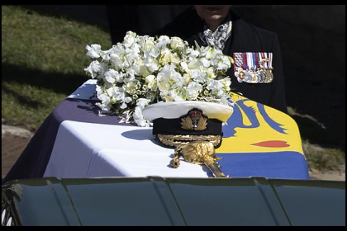 Елизавета II оставила подписанное детским прозвищем письмо на гробу супруга