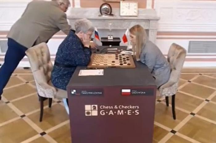 Флаг России убрали со стола во время матча на чемпионате мира по шашкам в Польше