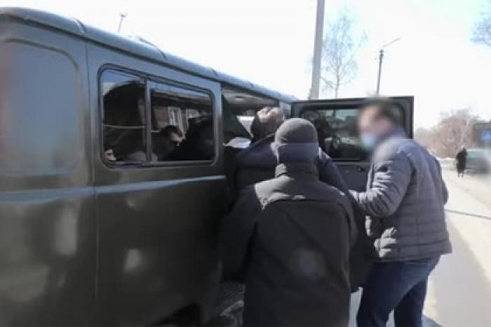 ФСБ опубликовала кадры с задержанным за подготовку подрыва мечети в Барнауле