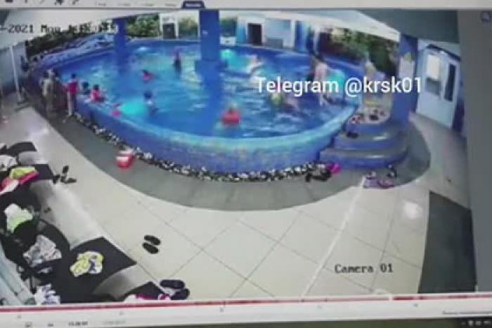 Гибель восьмилетней девочки в российском аквапарке попала на видео