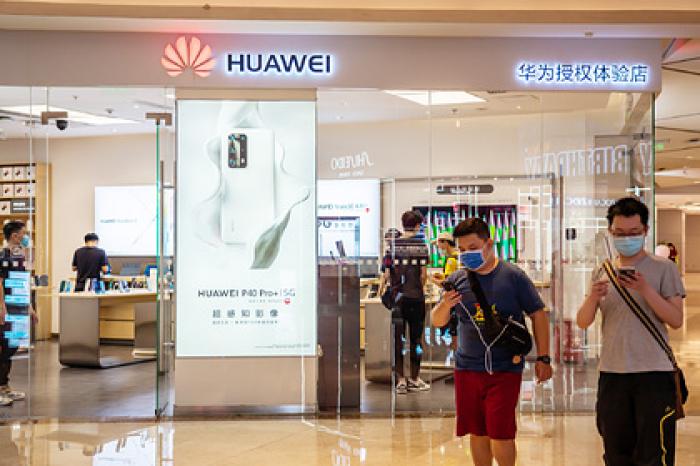 Huawei откажется от бесплатного зарядника для смартфонов
