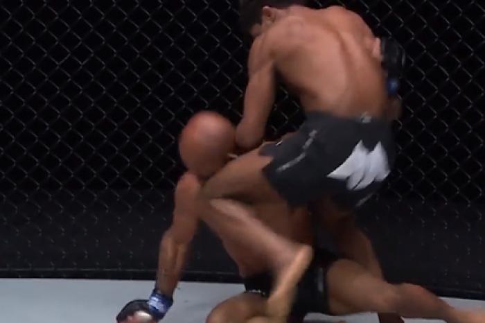 Легенда UFC пропустил удар коленом в голову и впервые оказался в нокауте