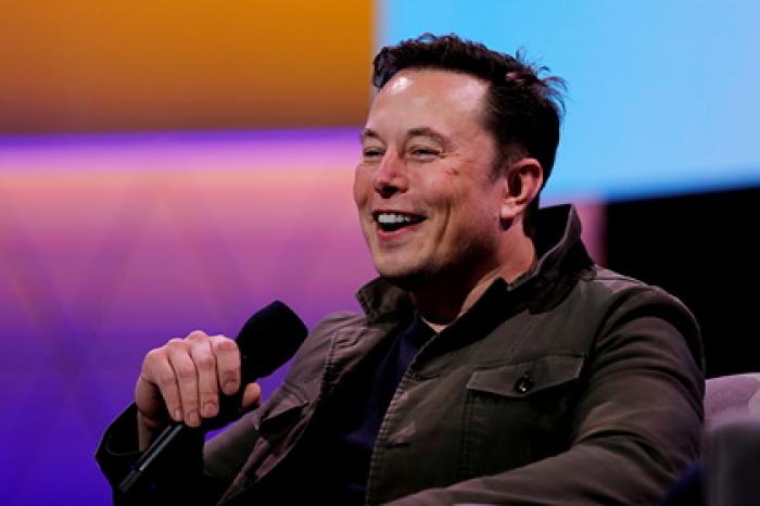 Маск ответил возмутившемуся отправкой людей на Луну с помощью SpaceX Безосу