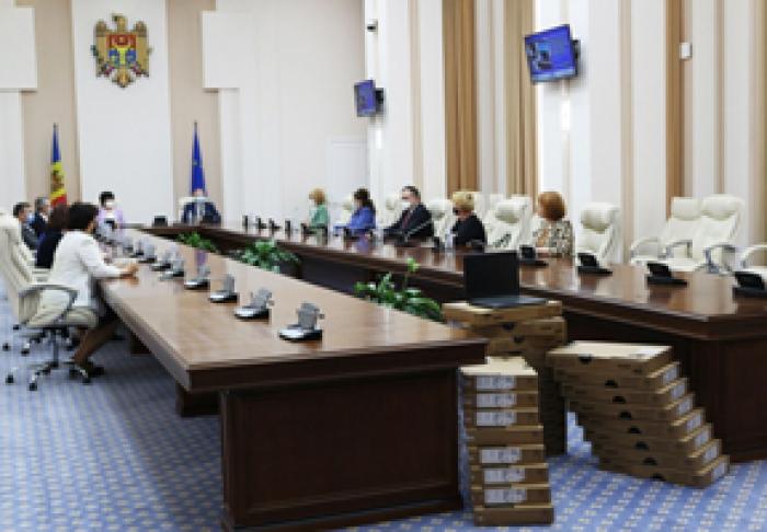 MINISTERUL EDUCAŢIEI A DISTRIBUIT 10 MII DE LAPTOPURI CUMPĂRATE CU ASISTENŢA BĂNCII MONDIALE