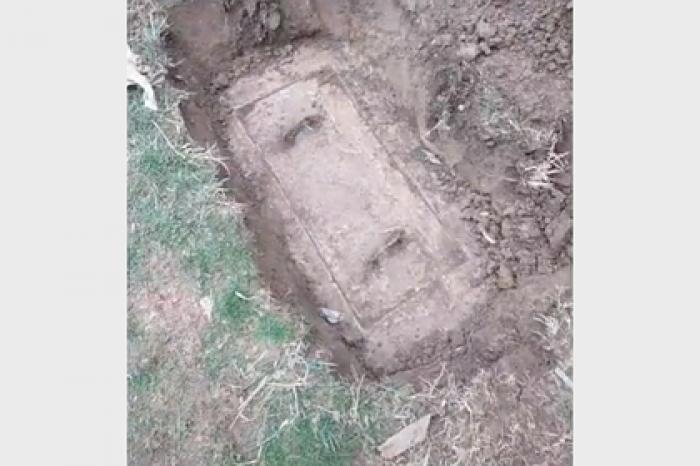 Мужчина нашел закопанную во дворе коробку и с трудом сдержал рвоту