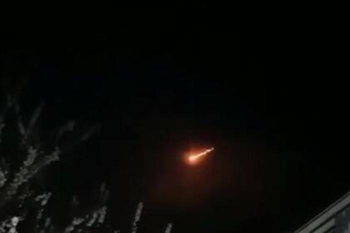 Огненные шары в небе над российским городом попали на видео