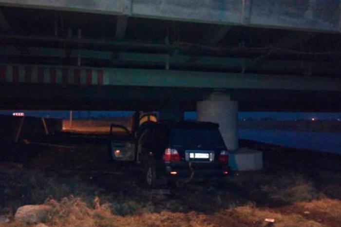 Под закрытым на ремонт Мостом глупости застрял внедорожник