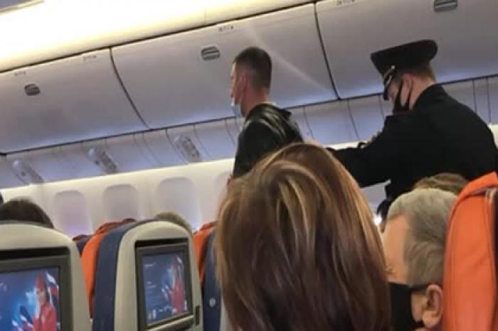 Пьяный пассажир вынудил пилота отложить вылет воздушного судна и попал на видео