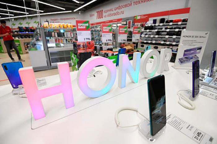 Санкции США обвалили поставки Huawei и Honor в Россию