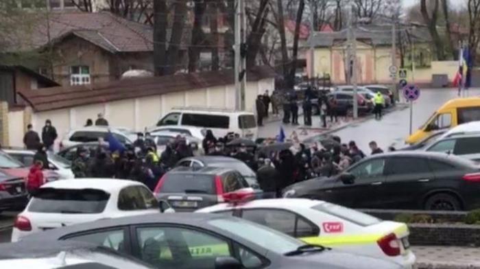 Socialistul Vasile Bolea, huiduit la ieşirea din sediul Curţii Constituţionale (VIDEO)