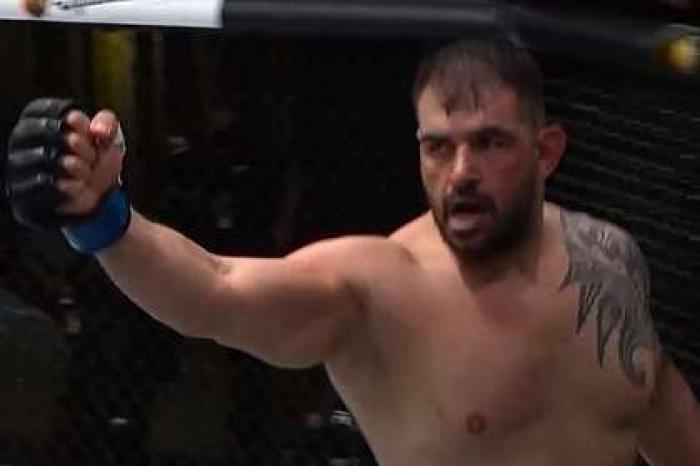 Тяжеловес из UFC нокаутировал соперника встречным ударом