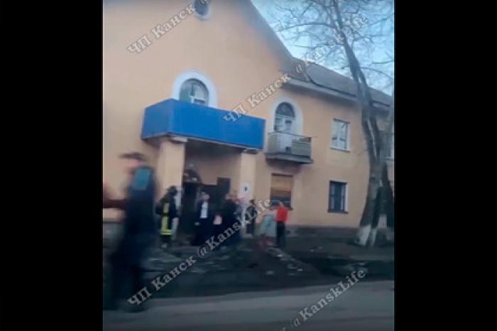У жилого дома в российском городе рухнула стена