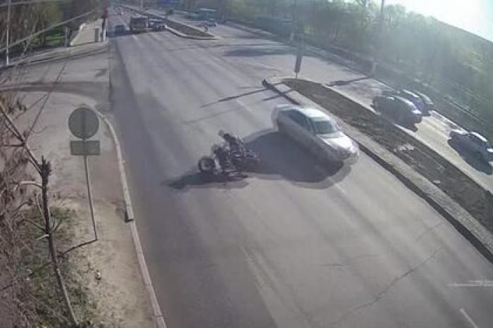 В России мотоциклист загорелся после аварии и попал на видео