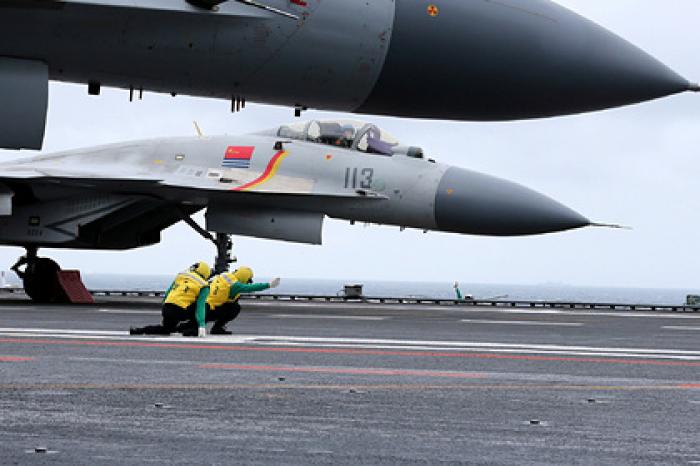 В США китайский J-15 назвали превосходящим российский Су-33