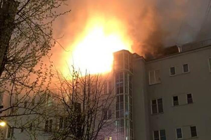В центре Москвы загорелся жилой дом
