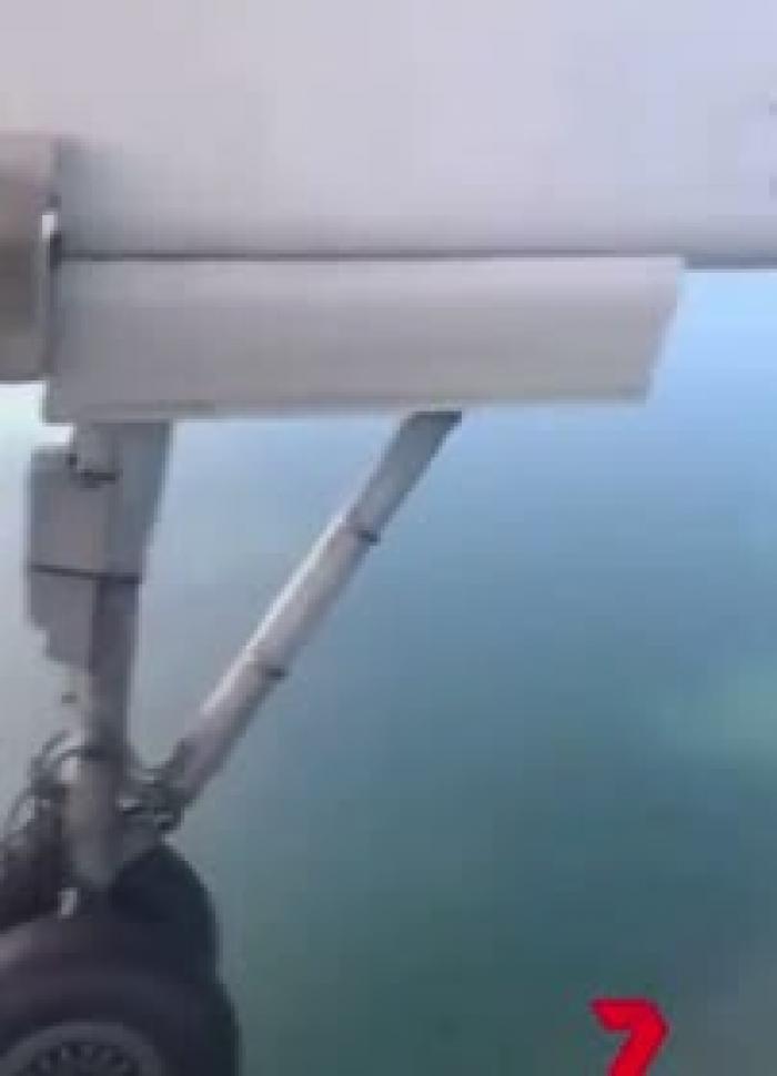 Аварийную посадку самолета со сломанным шасси сняли на видео из салона