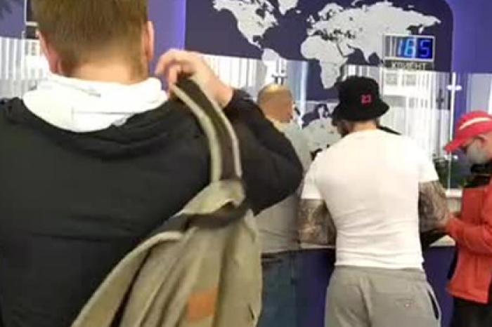 Белорусы устремились в авиакассы в попытке сдать билеты