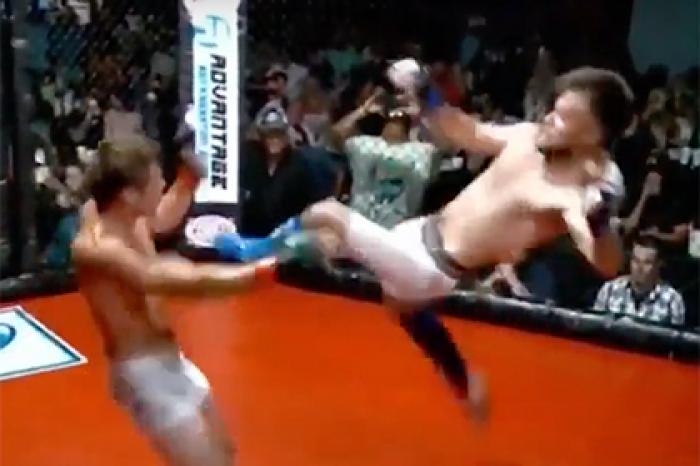 Боец MMA нокаутировал соперника ударом ногой в воздухе