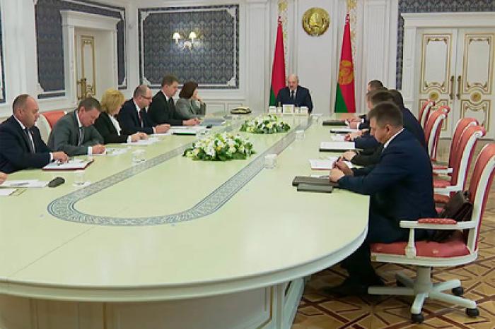 Лукашенко назвал причину катастрофы военного самолета в Барановичах