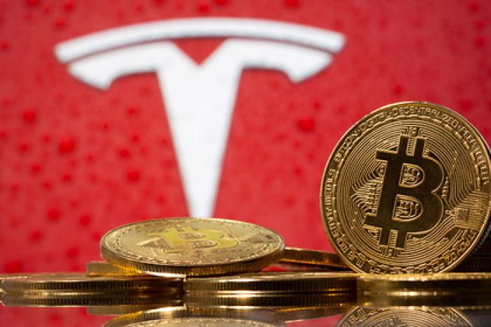 Маск приостановил продажу Tesla за биткоины