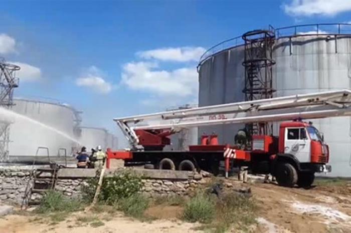 На российской нефтебазе загорелся резервуар с мазутом объемом пять тысяч тонн